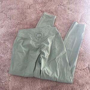 Gymshark Kathryn Kendra Cropped Leggings Woman’s Small Green Scrunch Butt small